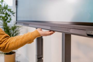 Vogels RISE 2000W Elektrische display vloer-wand lift Direct